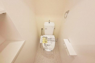 【トイレ】 | エスリード堺三国ヶ丘 | 寒い冬でも温かい便座で快適にご使用いただける温水洗浄便座付トイレ。温水で汚れを落とせるので、トイレットペーパーの節約にも！