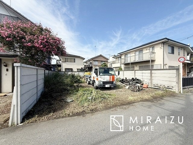 【外観】 | 陽当たりが心地の良いリビング空間です。日中はカーテンを開けて自然な光を取り込みリラックスして過ごしたいですね、照明器具もセンスの良いものを使いたいですね。
