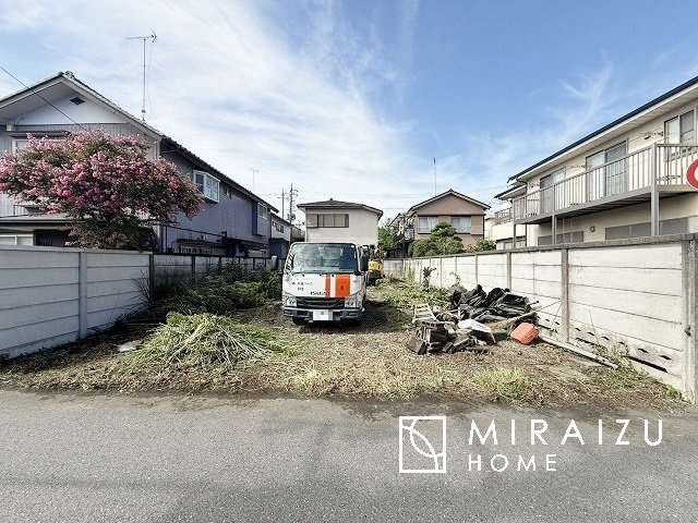 【前面道路含む現地写真】 | 大きな窓が特徴の南向きリビングでは、太陽光も沢山取り込むことが出来てお家の中にいても日光浴が可能ですね、開放的な空間です。インテリア選びも楽しそう、ご家族様で相談しながらインテリア配置も楽しみたいです