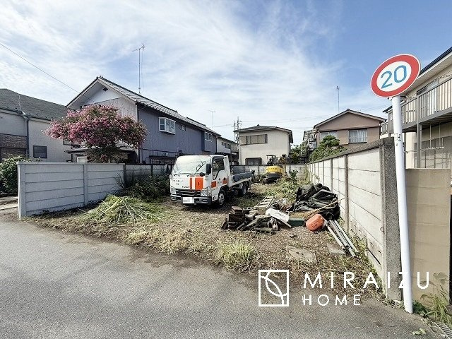 【周辺】 | 明るい光が取り入れられる空間設計のリビングです。インテリア配置もしやすい間取りです。壁や床の色と合わせて落ち着いたインテリアも選びたいですね♪グリーンを飾っても素敵だと思います。
