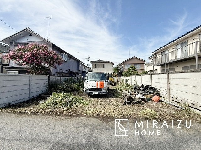 【周辺】 | 洗練されたキッチンでは毎日の家事を少しでも楽に快適に工夫したいですね、大きいシンクではお皿洗いもストレスフリー、3口コンロでは要領よくお料理も可能です。レンジフードもお掃除がしやすい設計が嬉しい。
