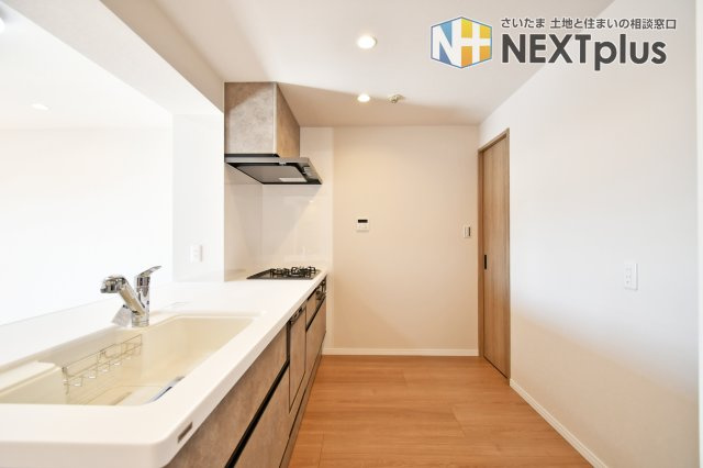 プロムナード大宮春野B-4番館のキッチン|家族との会話が弾むカウンターキッチン。お料理中やお片付け中も家族との会話を楽しんだり、お子様の様子を見ながら作業することが出来るため安心ですね！木目調で統一されたおしゃれなキッチンです◎