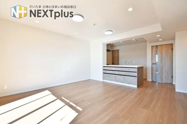 プロムナード大宮春野B-4番館の居間・リビング|LDK15.3帖：ダイニングテーブルはもちろん、ソファーやテレビを置いても余裕があります！家族全員でくつろいだり、親族や友人を招いてホームパーティーをしても楽しそうですね！