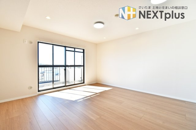 プロムナード大宮春野B-4番館の居間・リビング|LDK15.3帖：カウンターキッチンの前にはダイニングテーブルを置き、奥にソファーやテレビを置く事で、ダイニング空間とリビング空間を分ける事ができメリハリがつきます！