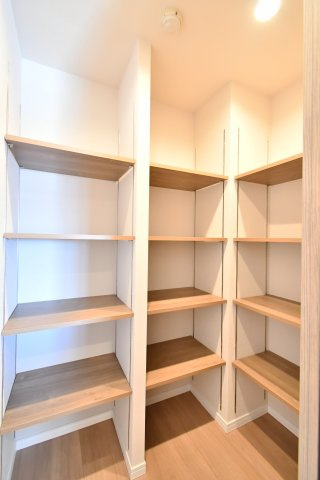 プロムナード大宮春野B-4番館の収納|パントリー：キッチンの裏にはパントリーがあります！ストック食材やおやつ、非常食や掃除用具などを見えにくいところに置けるため、生活感を隠したお部屋となり魅力的です。