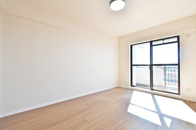 プロムナード大宮春野B-4番館の洋室|洋室①5.9帖：リビング横の洋室です。扉の先には家族のいるリビングがありますので、お子様の初めての一人部屋にもおすすめです。家族の声を聴いて眠れるので安心できるお部屋です。