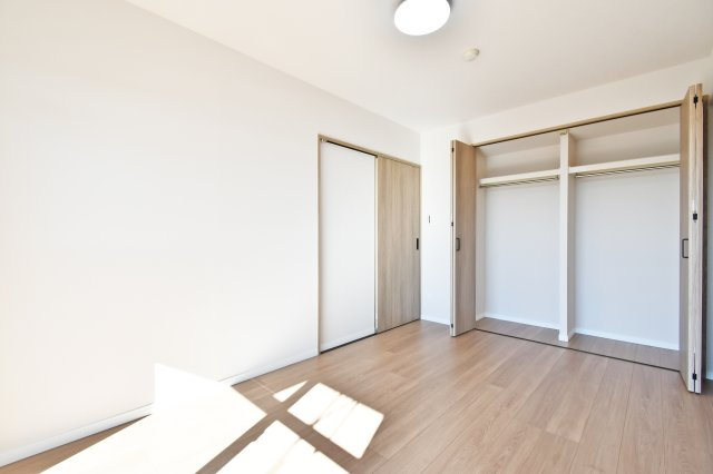 プロムナード大宮春野B-4番館の洋室|洋室①5.9帖：クローゼットは上下セパレート・ハンガーパイプ付きです！上には季節物や思い出など毎日手に取らないものを収納、下にはハンガーパイプへコートや洋服など…かける収納もできます！