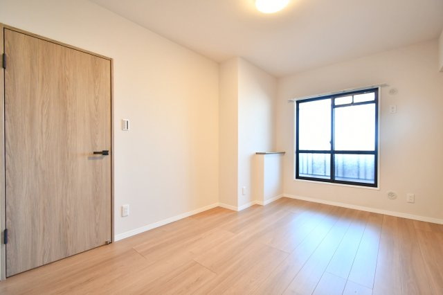 プロムナード大宮春野B-4番館の洋室|洋室②6.3帖：洋室①〇帖：白基調な洋室ですのでより空間を広く感じさせます。梁などデッドスペースになるものが室内にないため、家具のレイアウトもしやすいお部屋になっております！