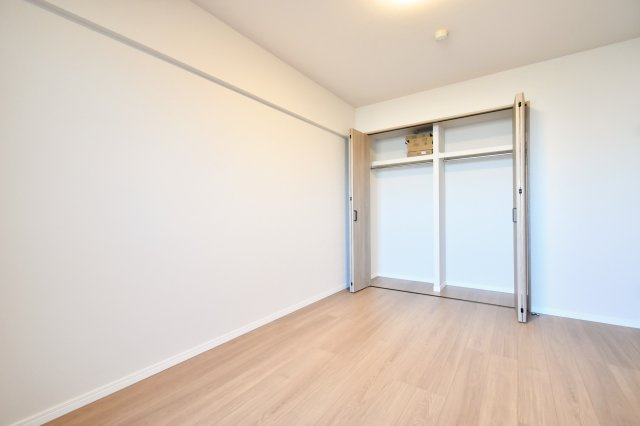 プロムナード大宮春野B-4番館の洋室|洋室②6.3帖：クローゼットは各部屋に備わっておりますので、家族それぞれで洋服収納をすることも可能です。また、上下セパレートになっているため衣替えもしやすく、ハンガーパイプで家事時短にも◎！