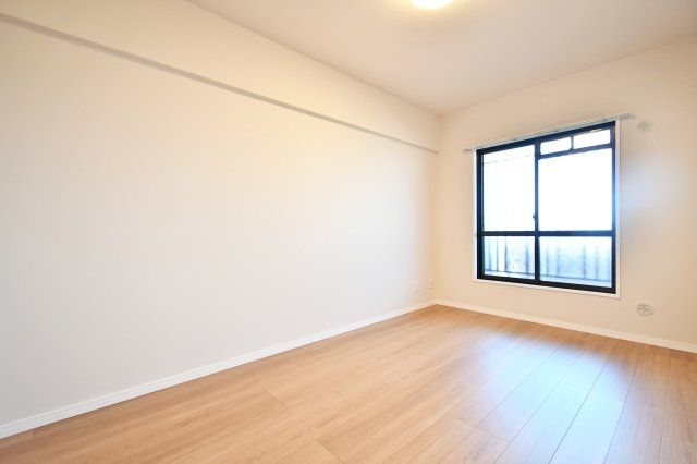 プロムナード大宮春野B-4番館の洋室|洋室③5.8帖：白基調な洋室ですのでより空間を広く感じさせます。梁などデッドスペースになるものが室内にないため、家具のレイアウトもしやすいお部屋になっております！