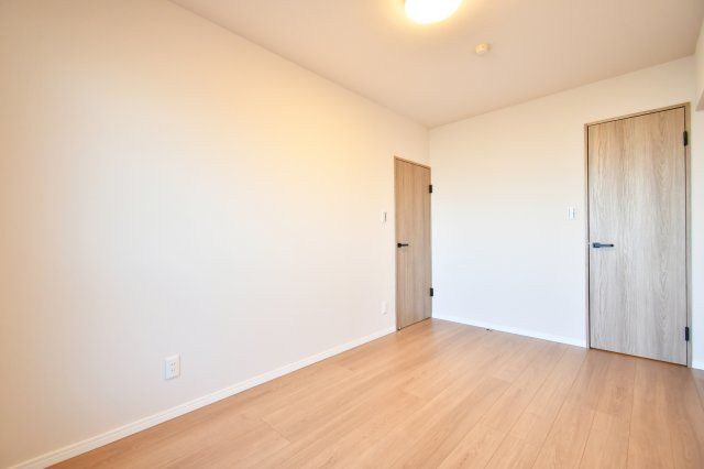 プロムナード大宮春野B-4番館の洋室|洋室③5.8帖：玄関入って右側の洋室。ダブルベッドやサイドテーブルも置く事ができる広さですので、主寝室におすすめです！ウォークインクローゼットもあるので、