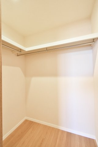 プロムナード大宮春野B-4番館の収納|洋室③5.8帖のウォークインクローゼットです。ハンガーパイプが両面にあるため収納力もGOODです！上の段には季節物などを収納することで、空間を上手に活用することが出来ます！