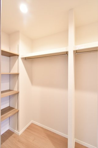 プロムナード大宮春野B-4番館の収納|廊下には多くなクローゼットがあり家族簿季節物収納にもピッタリ！ハンガーパイプや可動式ラックがあるので収納力もGOODです！上の段には季節物などを収納することで、空間を上手に活用することが出来ます！