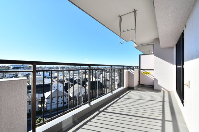 プロムナード大宮春野B-4番館のバルコニー|難しいイメージの住宅ローンは経験スタッフが丁寧にお手伝いしますのでご安心下さい。「家を買って終わり」ではなく、「買ってからがスタート」と考え、一人ひとりにあった資金計画やプランをご提案致します！
