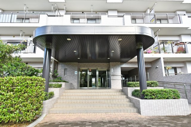 プロムナード大宮春野B-4番館のエントランス|当社はポータルサイト掲載物件、他社様掲載物件なども含めて複数物件をまとめてご案内可能です！気になる物件はいくつでもご気軽にお申し付けください。皆様のご連絡心よりお待ちしております。