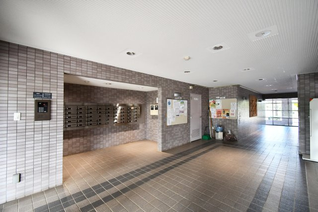 プロムナード大宮春野B-4番館のエントランス|『物件を今日見てみたい』といった当日のご案内、同条件などの物件、他社様掲載物件もご紹介可能！一日でまとめて内覧したい方、ぜひ当社までお問い合わせ下さい。スタッフ一同皆様のご連絡お待ちしております！