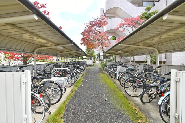 プロムナード大宮春野B-4番館の駐輪場|■お客様との会話を大切にし、一人ひとりにあった資金計画やプランをご提案致します。「家を買って終わり」ではなく、「買ってからがスタート」と考え、ご提案します。ローンのご相談は私たちにお任せ下さい。