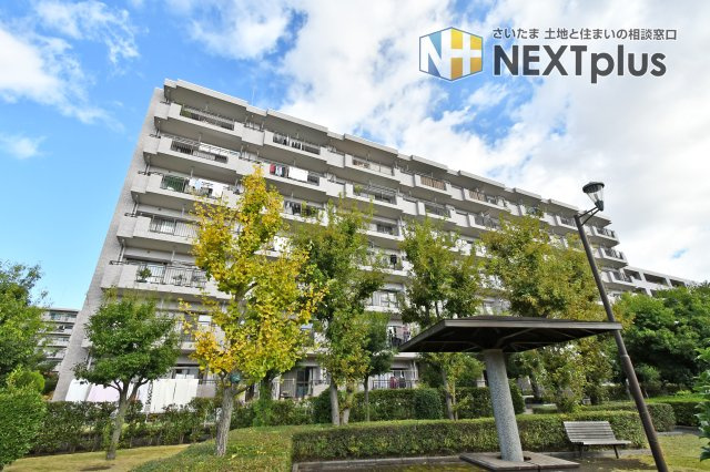 プロムナード大宮春野B-4番館の外観|JR宇都宮線『東大宮』駅まで徒歩36分、バス9分の立地です。バス停までも徒歩1分なので、通勤通学もしやすいです◎小中学校も徒歩圏内、ベルクスまで徒歩3分で毎日の生活がしやすい住環境です！