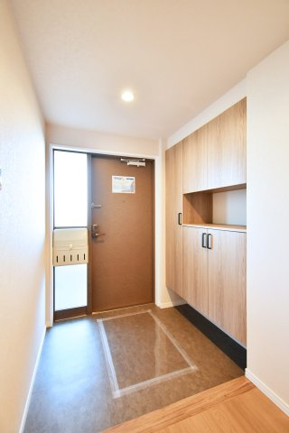 プロムナード大宮春野B-4番館の玄関|玄関は広めに設計されておりますので、お子様と並んで靴を一緒に履く事もできます！トールサイズのシューズボックスも設置されておりますので、ご家族分の靴がしっかり収納する事ができます！
