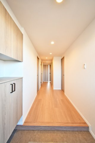 プロムナード大宮春野B-4番館の玄関|シューズボックスは上下セパレートタイプですので、季節物で上下に分けて収納する事ができます。また間のスペースには鍵を置くスペースにする事で、外出前に鍵を探すなど慌ただしさが軽減されるのでおすすめです。