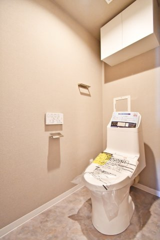 プロムナード大宮春野B-4番館のトイレ|トイレ：奥行きにゆとりがあり、圧迫感の少ないトイレスペース。吊戸棚付きで、トイレットペーパーなどの備品補充も楽々行えます。掃除用具をしまうと清潔感も消す事ができ、イマドキなお部屋にできます。