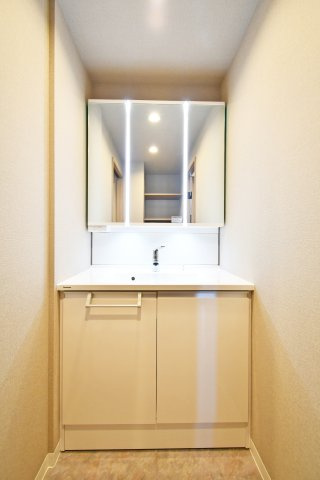 プロムナード大宮春野B-4番館の独立洗面台|三面鏡付き洗面台は朝の寝癖直しも楽々。鏡裏には歯ブラシセットやスキンケアも収納できて魅力的です！下の収納にもドライヤーや入浴グッツ、洗剤のストックなど…様々なものが収納できる便利な設備です！