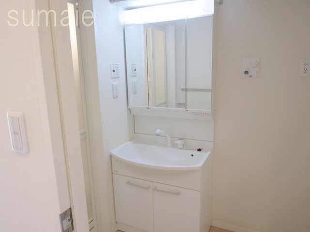 シャトーグレースの洗面所|大きめの鏡のついた独立洗面台で身支度しやすいです♪