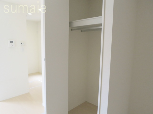 シャトーグレースの収納|お洋服の掛けられるレール付きのクローゼットです♪