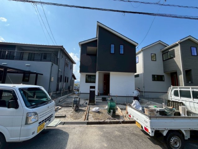佐伯区屋代2丁目24-1期の外観|(2号棟)ブラック×ホワイトのツートンカラーのスタイリッシュな外観です。