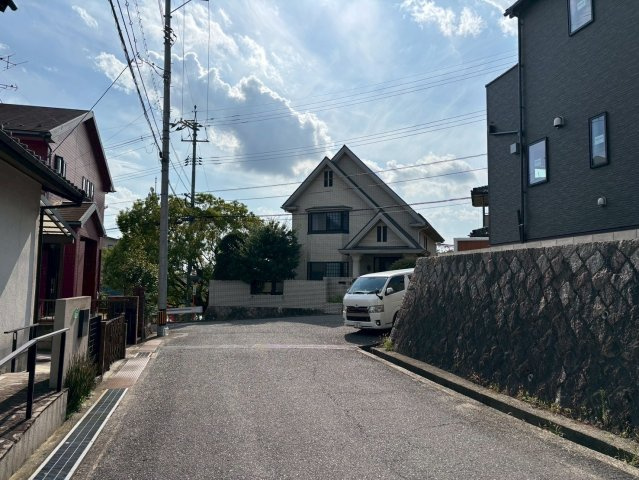 佐伯区屋代2丁目24-1期の前面道路含む現地写真