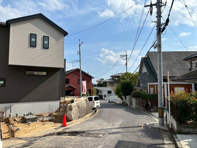 佐伯区屋代2丁目24-1期の前面道路含む現地写真