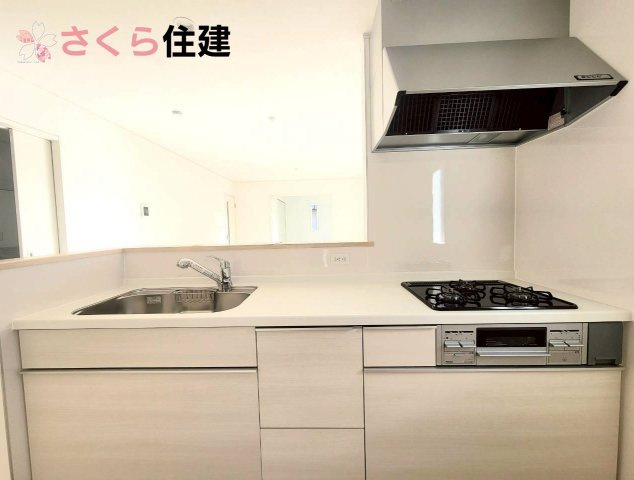 日光市土沢　第1のキッチン|三口コンロや浄水付き水栓など充実の設備が揃っています◎