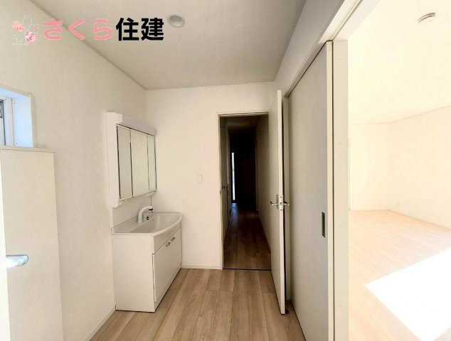 日光市土沢　第1の脱衣所|洗面所はリビング側と廊下側の2カ所から出入りが可能です◎