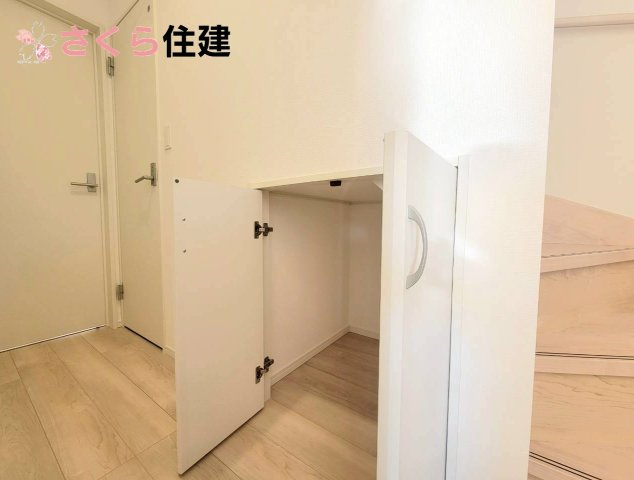 日光市土沢　第1の収納|階段下を有効活用した収納です◎