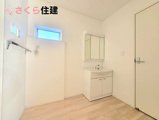 日光市土沢　第1の脱衣所|３面鏡の裏にはたっぷりと収納スペースを標準装備！							
