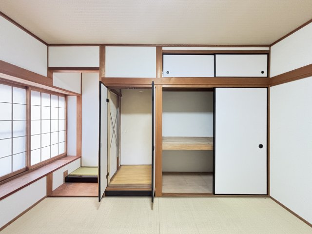 香芝市逢坂4丁目の和室|1階和室6帖　押入収納　床の間　仏間あります