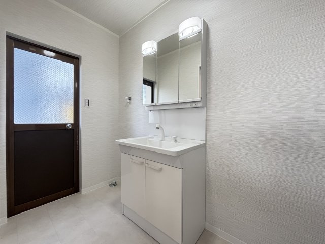 香芝市逢坂4丁目の独立洗面台|三面鏡付洗面化粧台