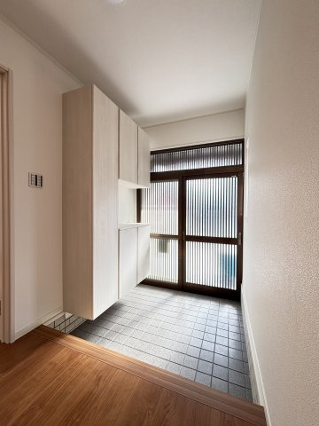 香芝市逢坂4丁目の玄関|内玄関　大容量シューズボックス付き