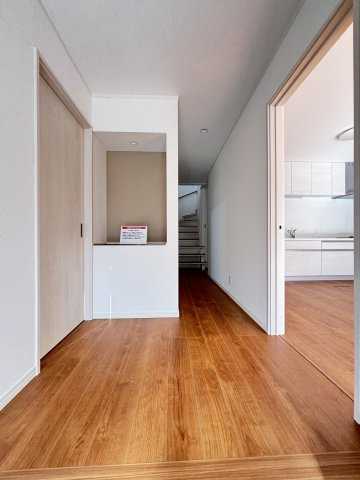 香芝市逢坂4丁目のその他|1階　廊下と階段