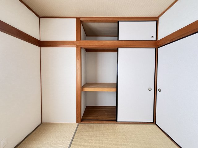 香芝市逢坂4丁目の和室|2階和室6帖　押入収納付き