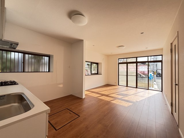 香芝市逢坂4丁目の居間・リビング|LDK14帖！　明るく広々としています