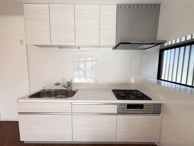 香芝市逢坂4丁目のキッチン|ホワイトを基調としたシステムキッチン