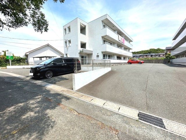 リバーウエスト 壱番館の駐車場