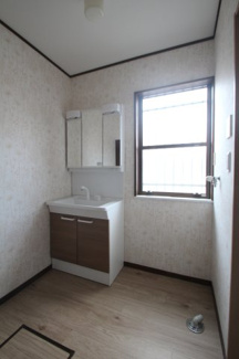 【独立洗面台】 | 西茂呂３丁目中古住宅 | 朝の支度にも助かる、独立の洗髪洗面化粧台