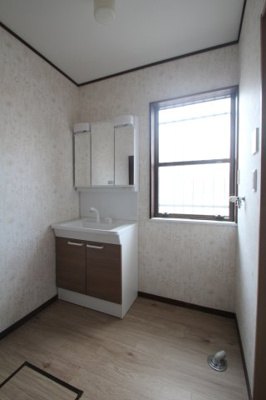 【独立洗面台】 | 西茂呂３丁目中古住宅 | 朝の支度にも助かる、独立の洗髪洗面化粧台