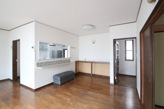 【居間・リビング】 | 西茂呂３丁目中古住宅 | ゆったりとしたリビングです