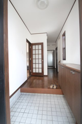 【玄関】 | 西茂呂３丁目中古住宅 | 落ち着いた玄関です