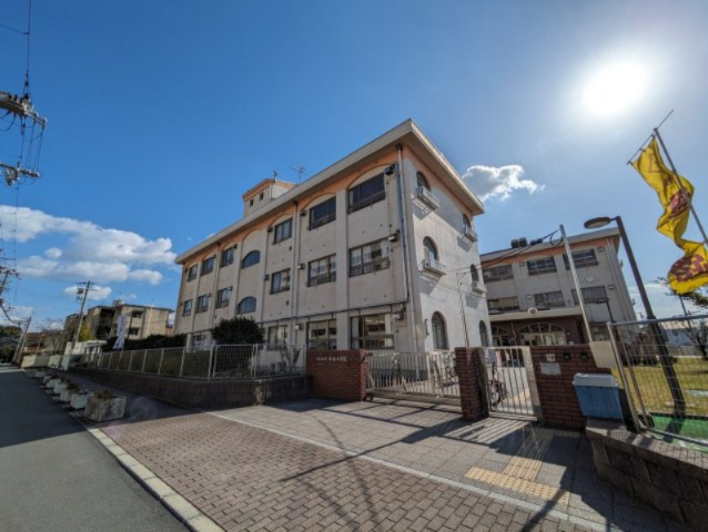 グランメール西高松　302の周辺|和歌山市立今福小学校
徒歩距離　　約614ｍ
徒歩　　　　約８分