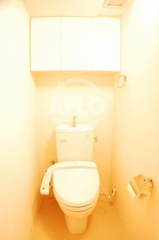 クロスレジデンス大阪新町　堀江小学校区のトイレ|ベルファース大阪新町　温水暖房便座付き