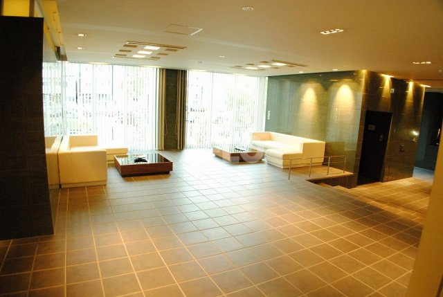 クロスレジデンス大阪新町　堀江小学校区のエントランス|ベルファース大阪新町　エントランス